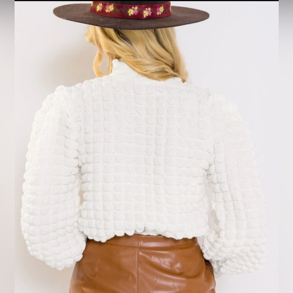 LAST ONE Elegant White Textured Women's Top - Picture 4 of 9